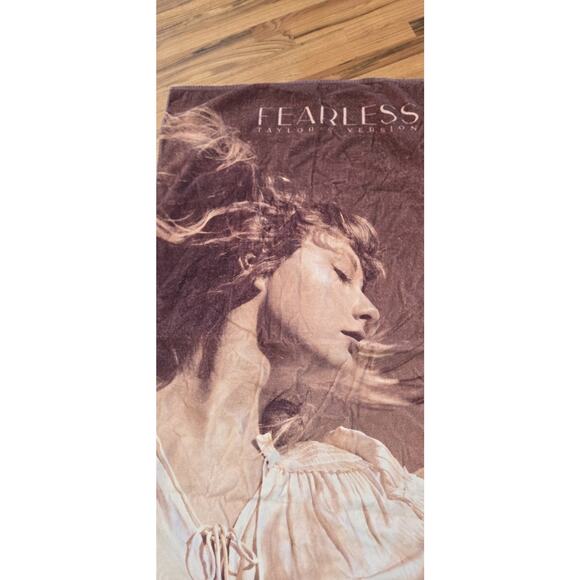 RARE Taylor Swift Fearless Taylor's Version 2021 Beach Towel EUC Limited Edition - Picture 2 of 4